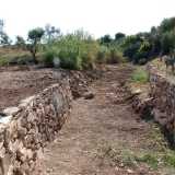 Luca ci spiega che un anno fa, una volta cominciato a scavare, si � reso subito conto come il canale naturale che passava sotto il suo campo era di fatto ostruito dai rifiuti. Ora il condotto � pulito ed � stato aggiustato con tutte le pietre raccolte durante i lavori